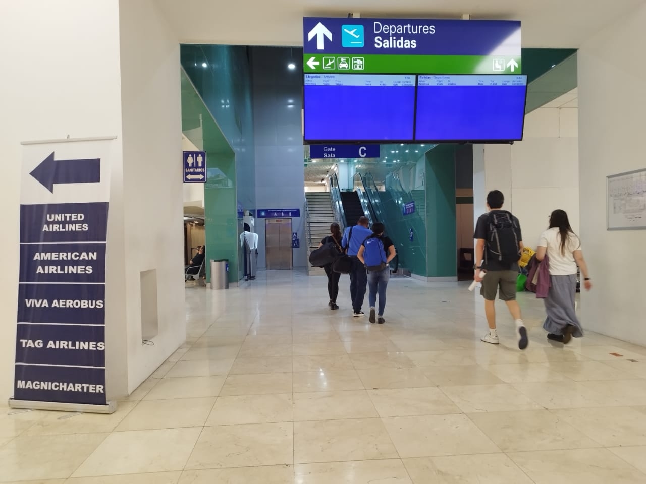 Fallan pantallas del aeropuerto de Mérida; usuarios se quejan por la falta de información