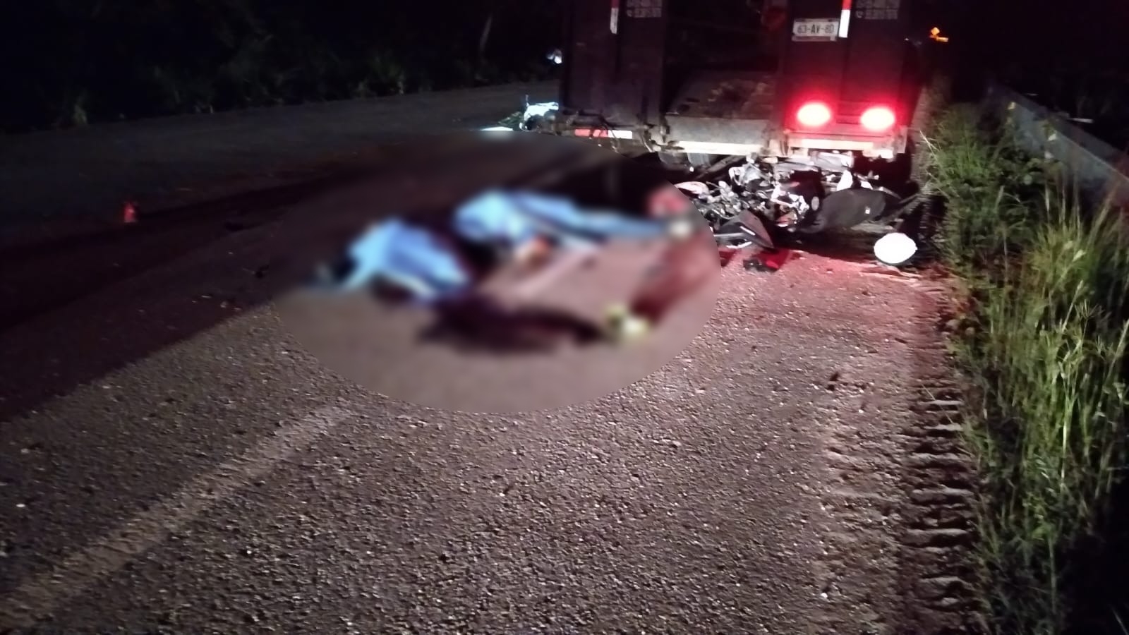 Mueren dos jóvenes motociclistas tras chocar contra una camioneta en la vía Escárcega-Xpujil