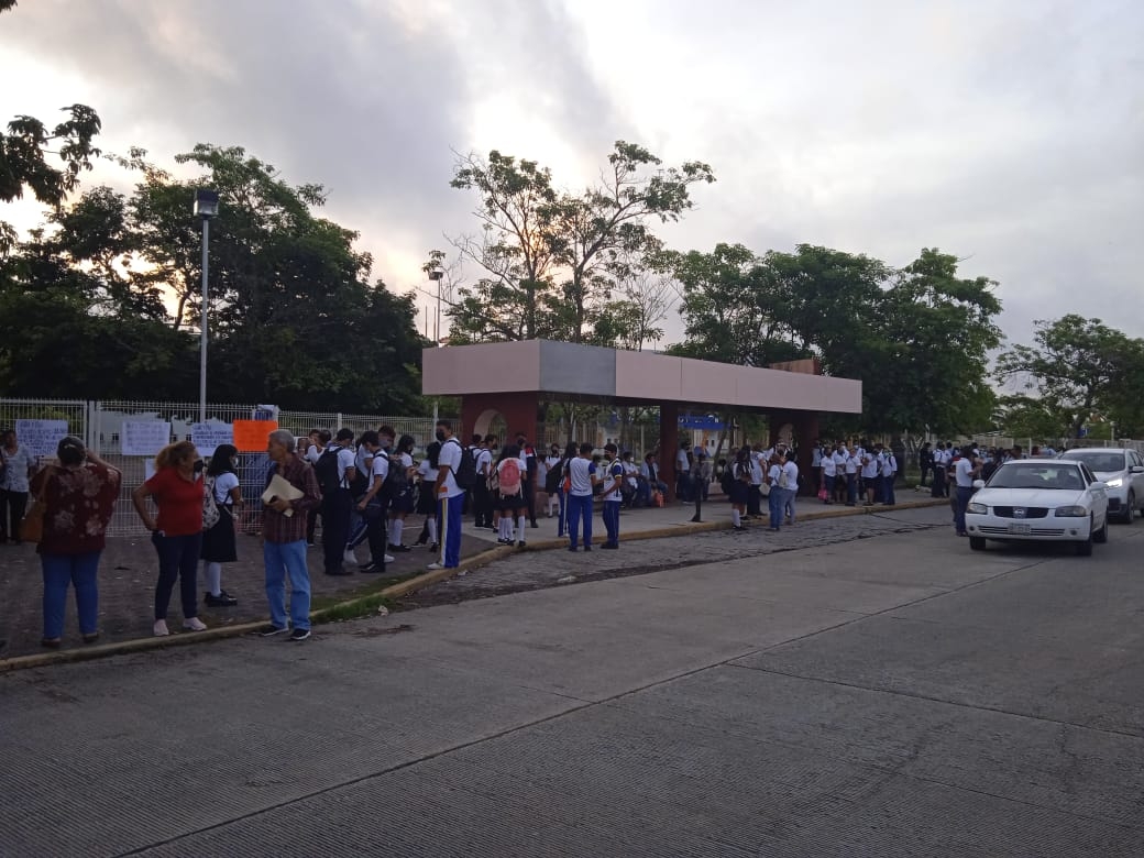 Cerca de 30 maestros jubilados bloquearon el acceso a la preparatoria Campus II de la Universidad Autónoma de Ciudad del Carmen