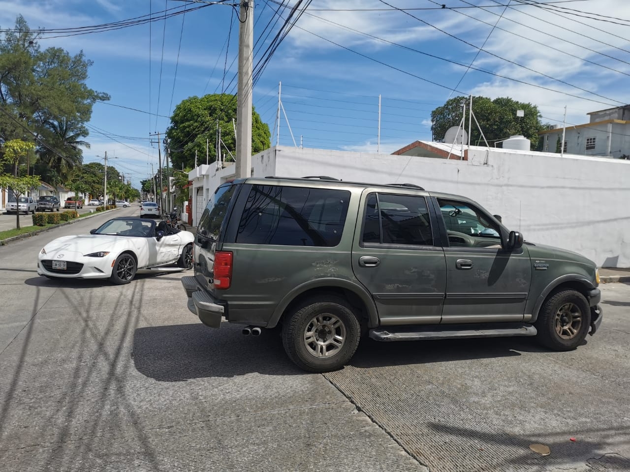 Conductor choca contra un auto de lujo en Ciudad del Carmen; hay dos heridos
