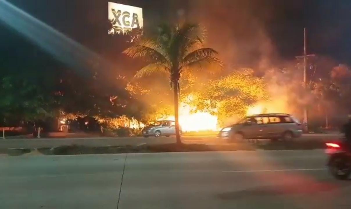 Incendio en oficinas de Xcaret en Cancún causa movilización de bomberos y policías