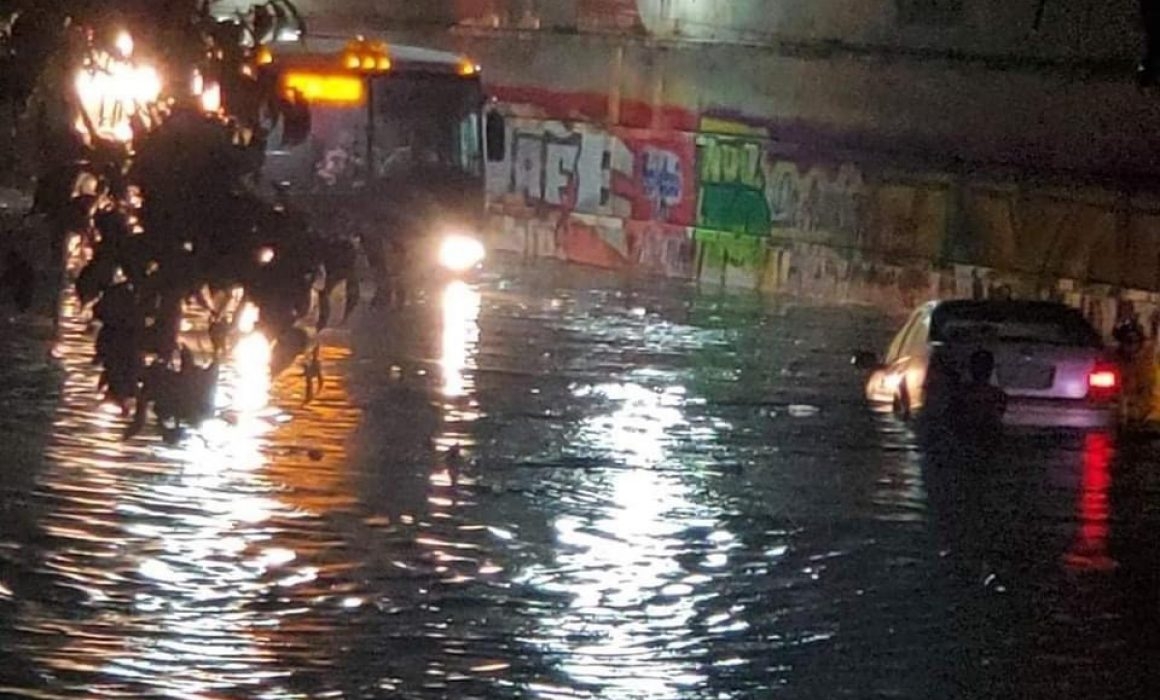 Mujer muere ahogada en su auto tras la intensa lluvia que azotó a Morelos