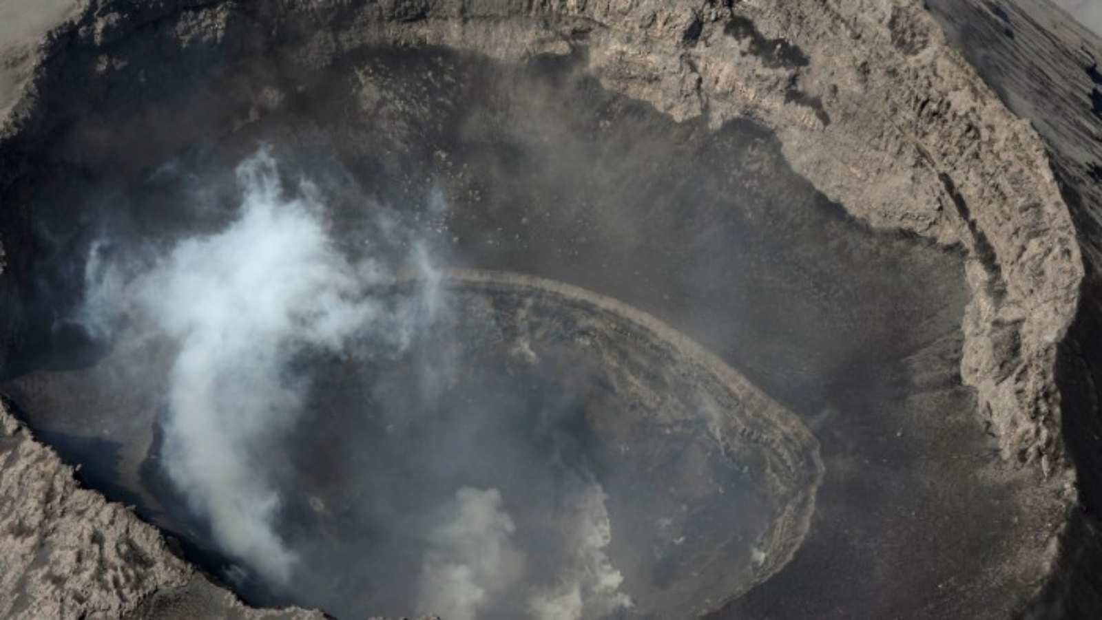 El domo está situado en la depresión del fondo del cráter principal