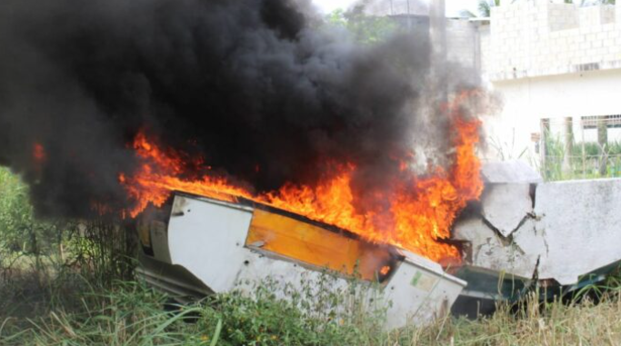 Incendio consume dos lanchas en Puerto Morelos