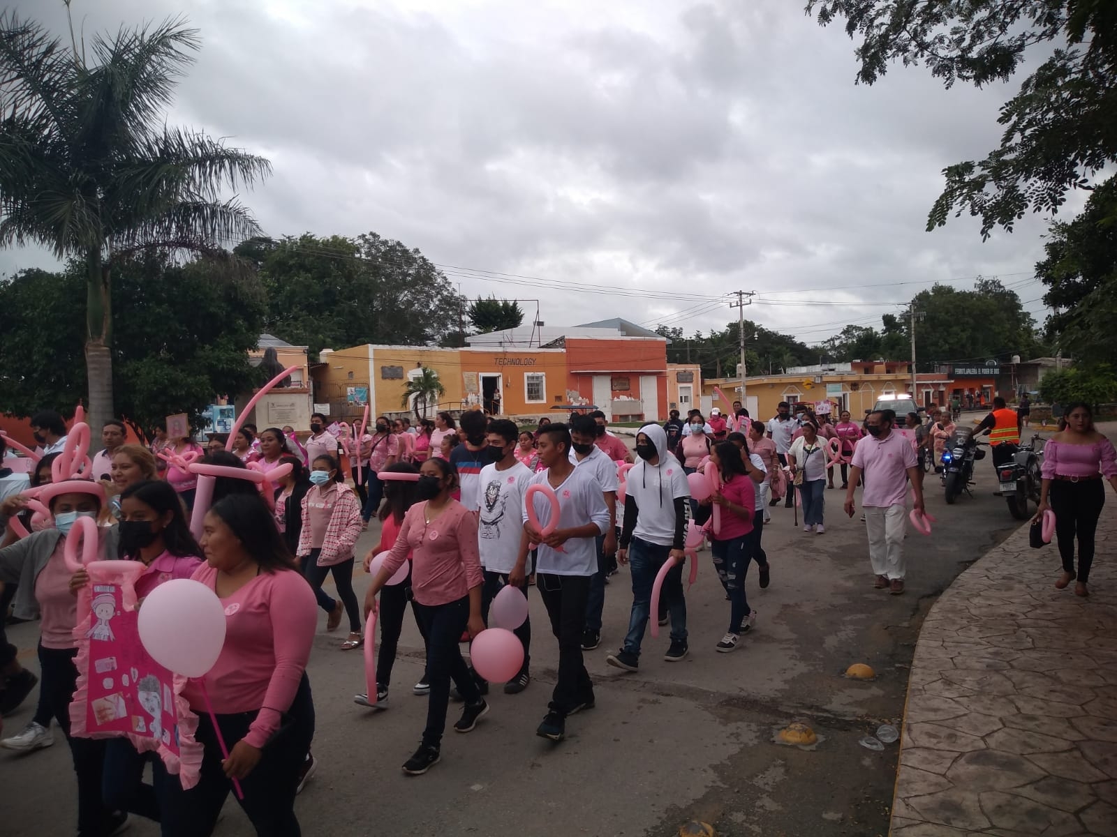 Hombres y mujeres desfilaron en Chocholá