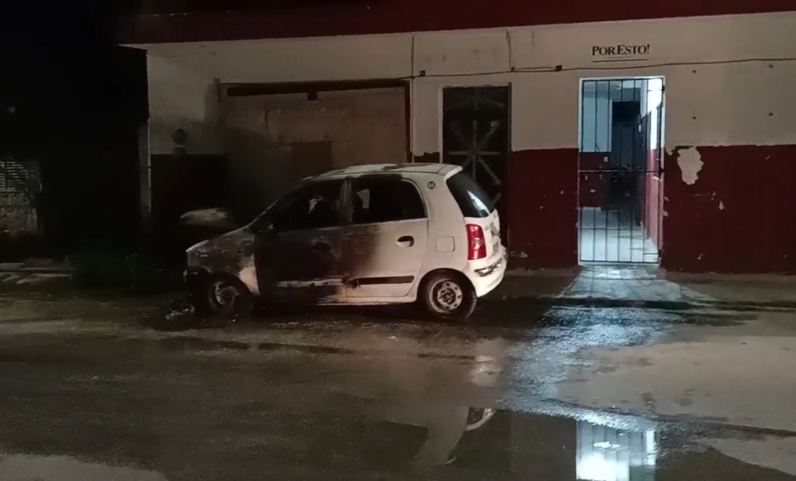Atentado contra Por Esto! Lanzan bomba molotov a oficinas en Cozumel y queman un auto
