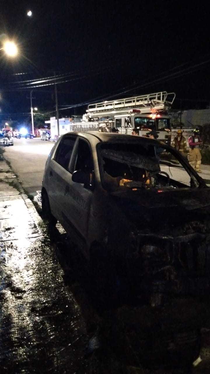 Un automóvil fue alcanzado por la bomba molotov al encontrarse estacionado