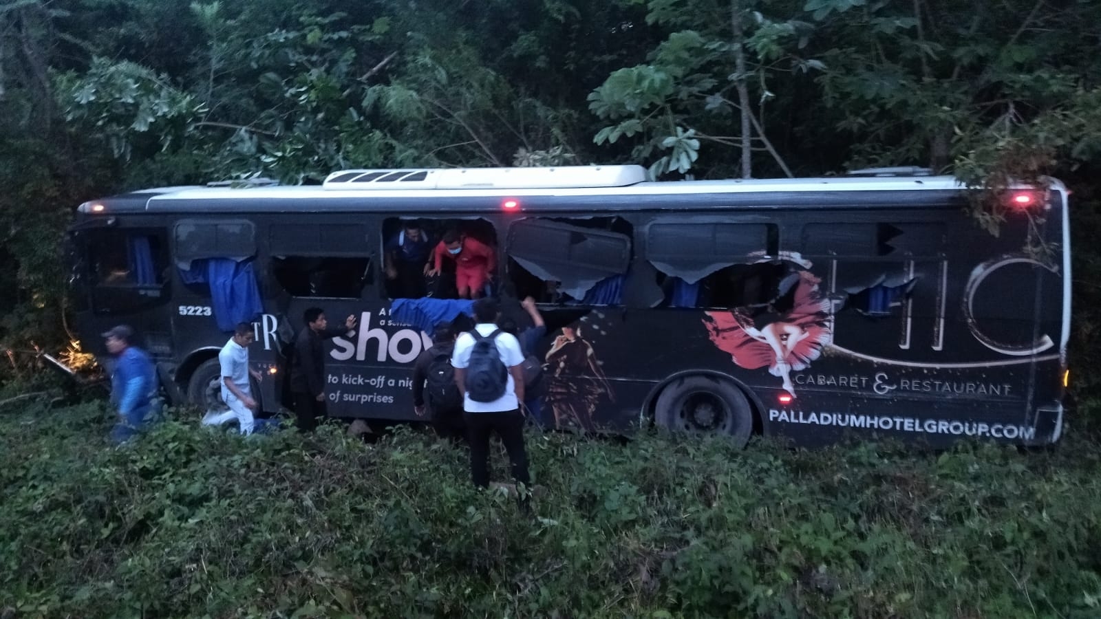 Accidente en la vía Muyil-Tulum deja más de seis trabajadores del hotel Paladium lesionados