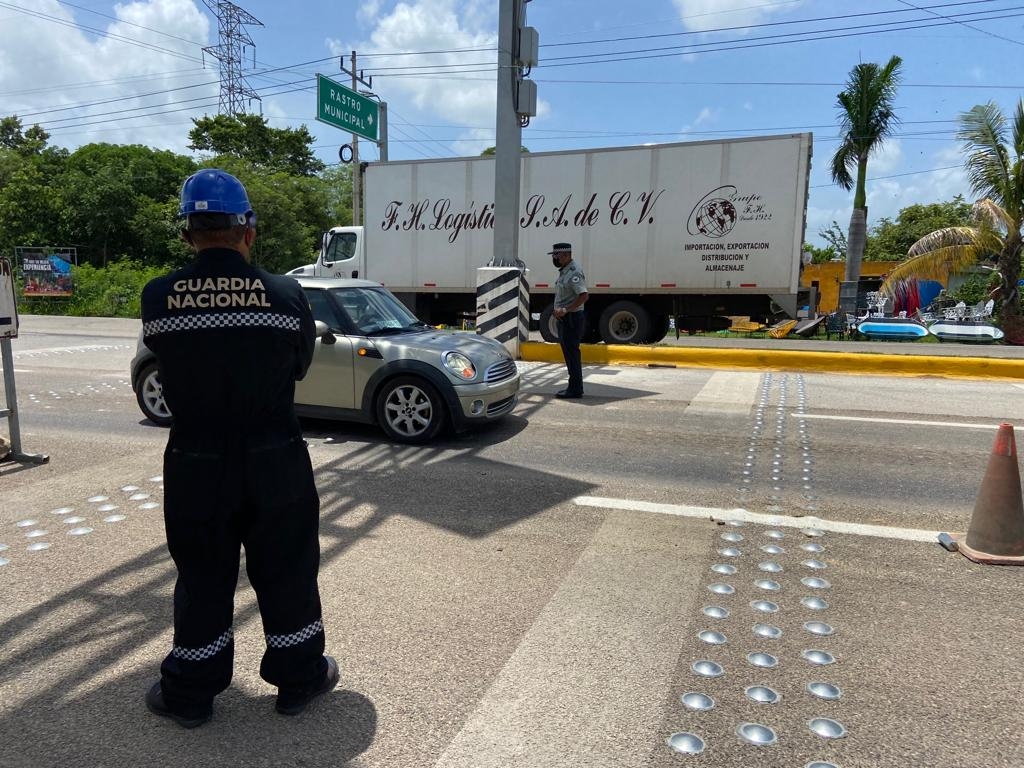 Detienen a 10 cubanos en un vehículo rentado en la carretera Campeche-Mérida