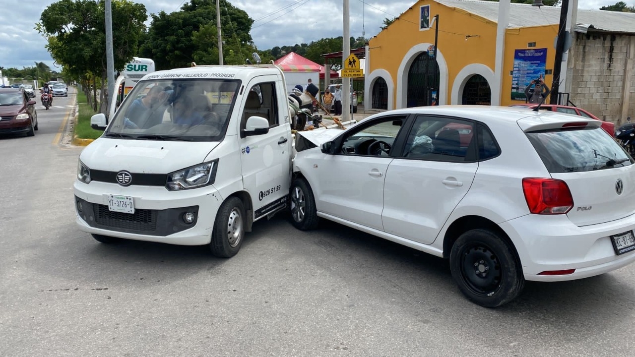 Choque entre dos vehículos en la avenida Nacozari de Campeche deja cuantiosos daños