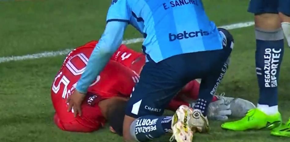 Portero del Pachuca se desmaya durante las Semifinales de la Liga MX: VIDEO