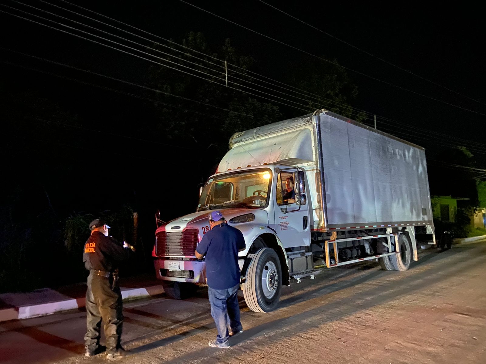 Camión rompe cables de Telmex y deja sin telefonía a vecinos de Escárcega