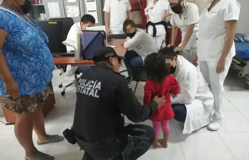 Policía salva a una niña de morir asfixiada en Mérida