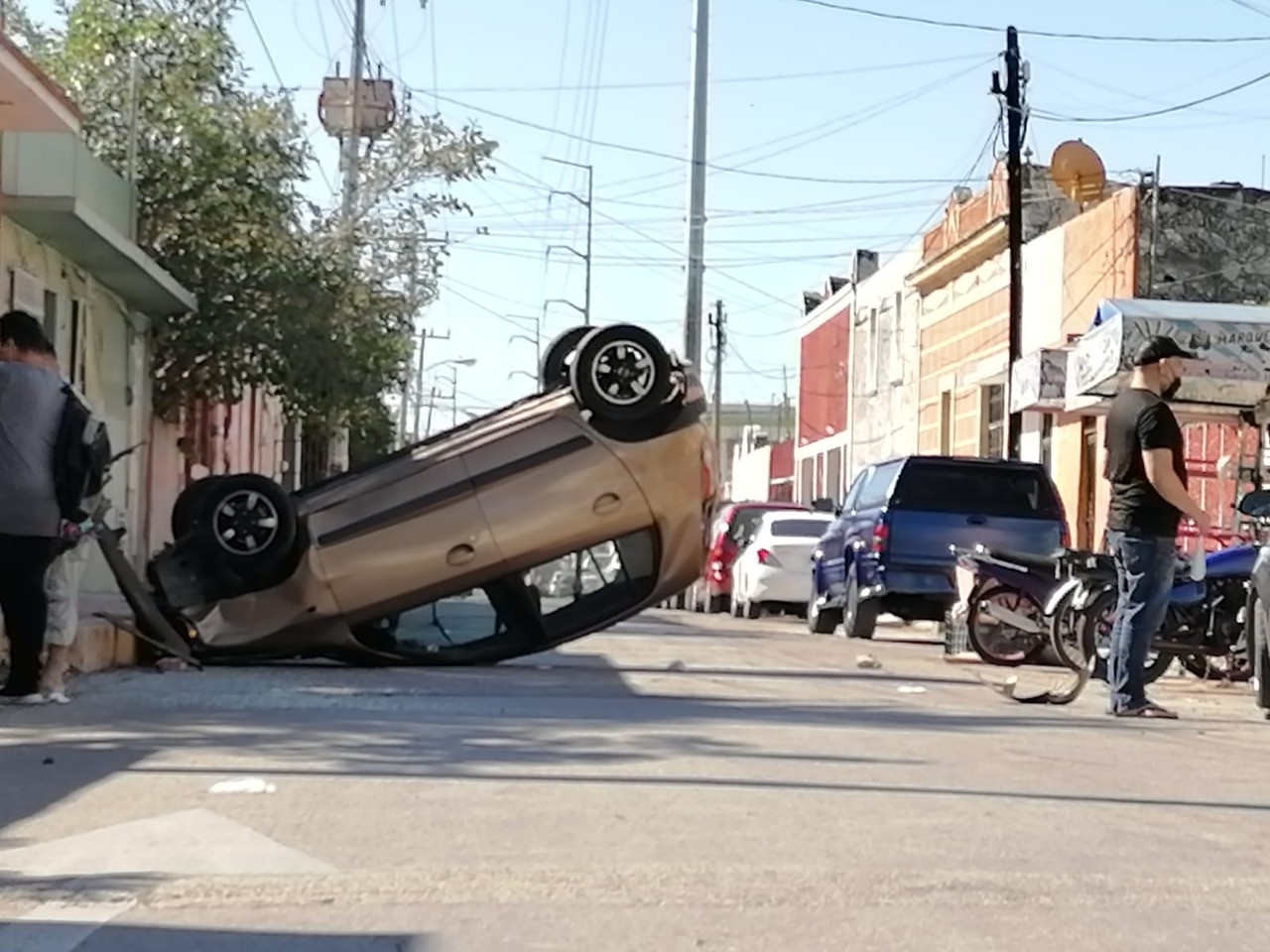 El auto quedó bloqueando la calle 46 de Mérida