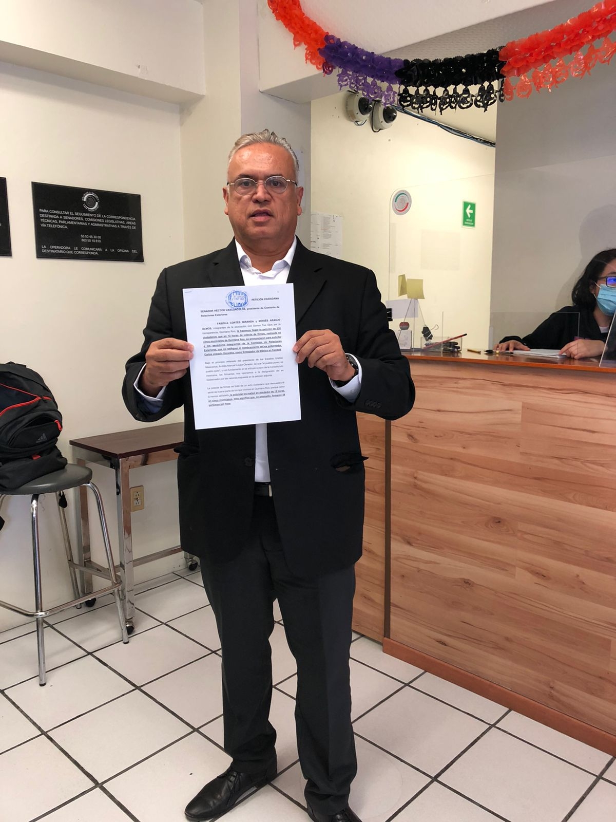 Quintana Roo: Entregan 520 firmas para evitar que Carlos Joaquín sea Embajador en Canadá