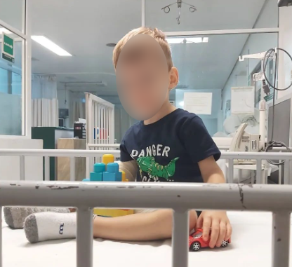 Niño con tumor cerebral lleva siete días varado en Cancún; padres piden viajar a España