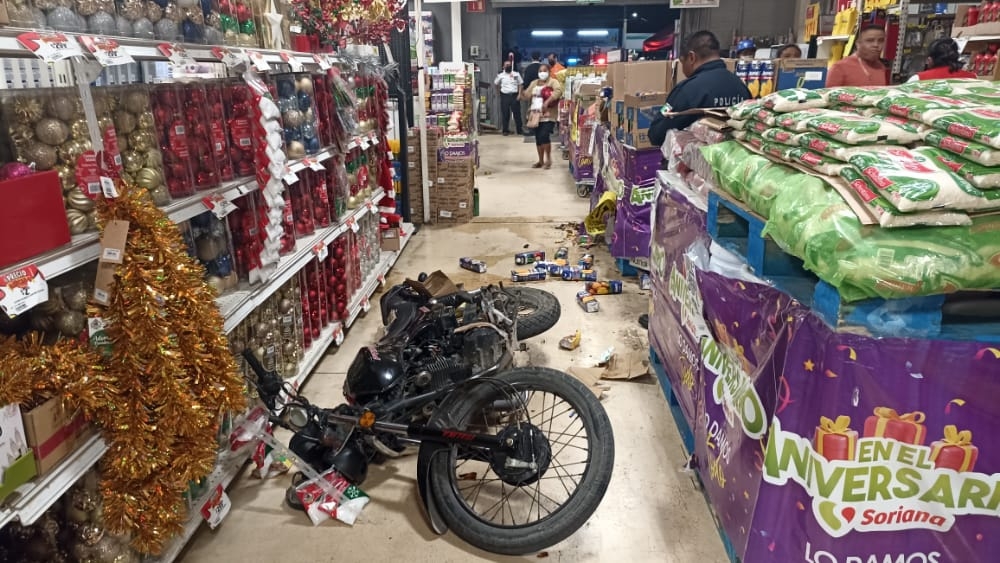 Hombre 'fuera de control' ingresa con su motocicleta a un supermercado de Tizimín
