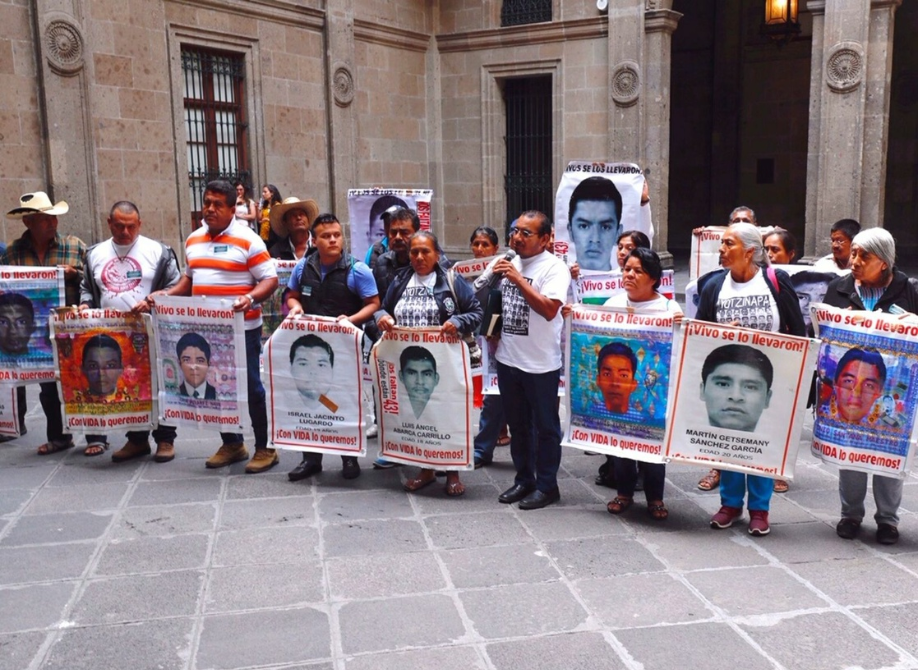 Padres de los normalistas de Ayotzinapa piden a López Obrador que proceda contra el Ejército