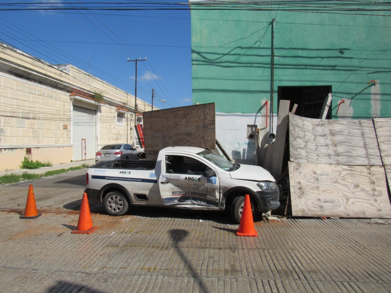 Conductora choca contra un auto y lo proyecta al muro de una casa del Centro de Mérida