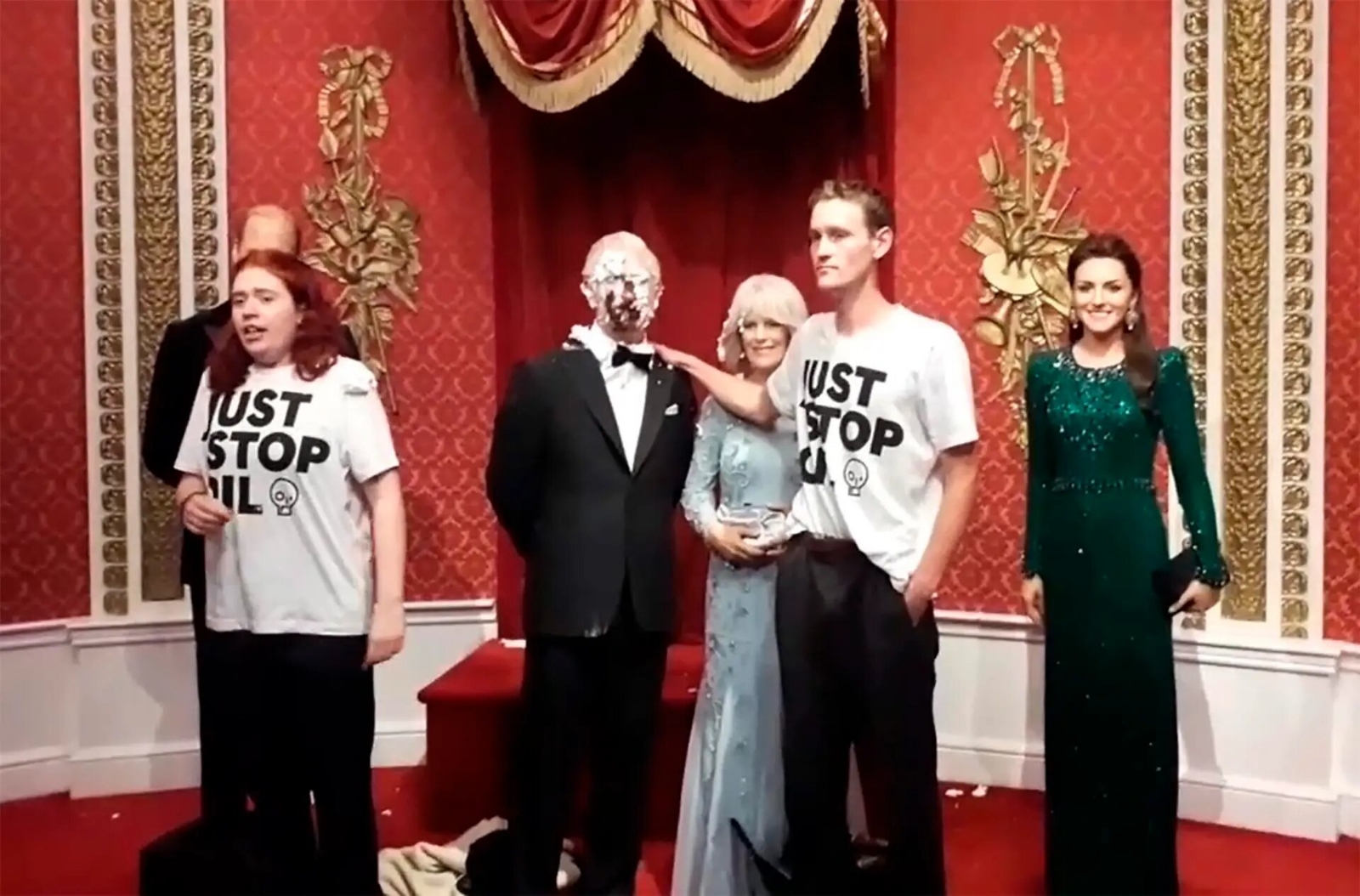 Activistas arrojan pastel a figura del Rey Carlos III en Londres: VIDEO