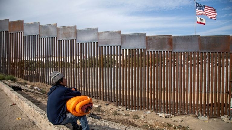Los migrantes son procesados ??por la Patrulla Fronteriza de EE.UU. después de que cruzaron ilegalmente