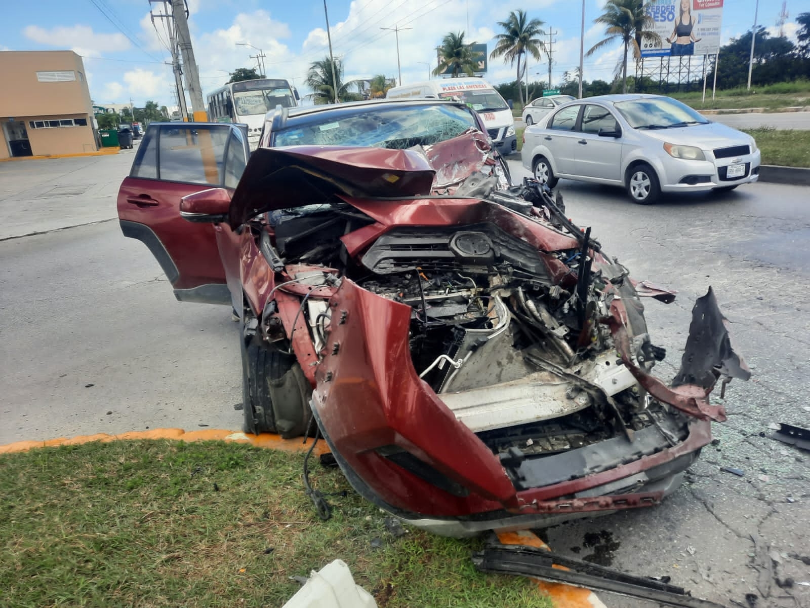 Accidente vial en el Boulevard Colosio en Cancún deja varios lesionados y daños materiales