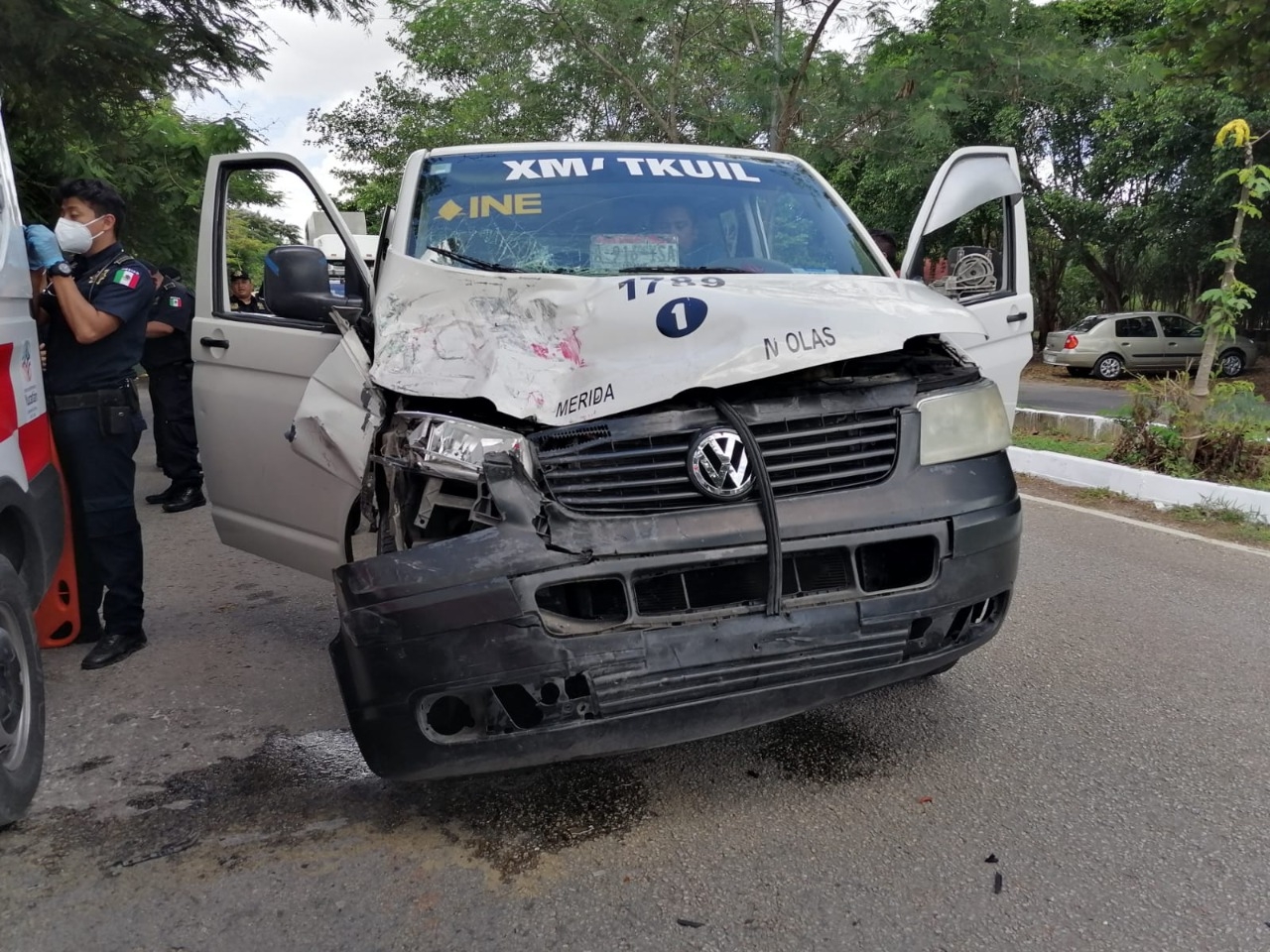 Combi choca contra un camión de transporte público en Xmatkuil; hay más de 9 heridos