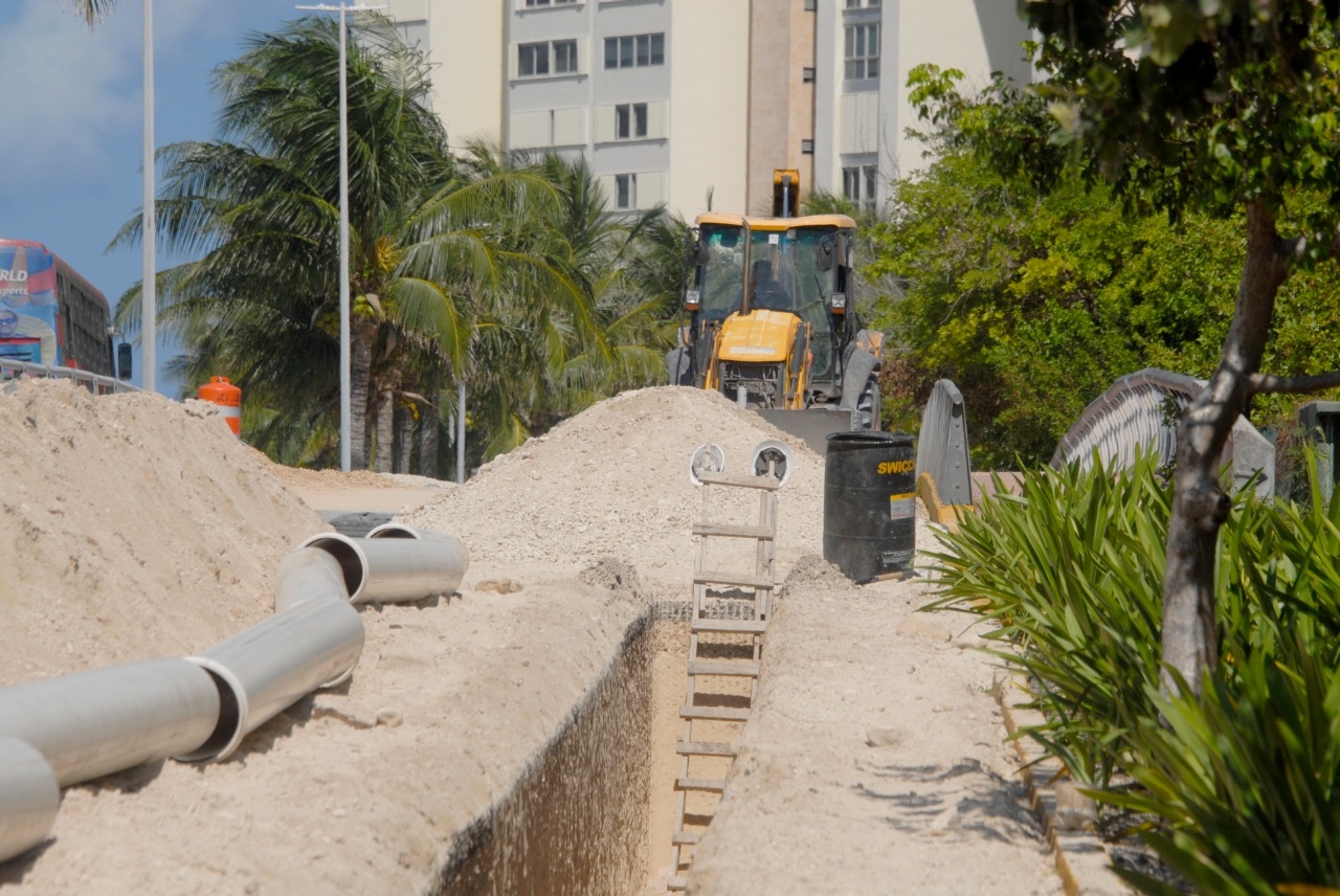 Aguakan rompe asfalto en la Zona Hotelera para la ampliación del abastecimiento de agua