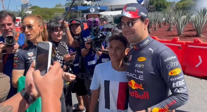 Checo Pérez cumple el sueño de un niño durante el Red Bull Show Run: VIDEO
