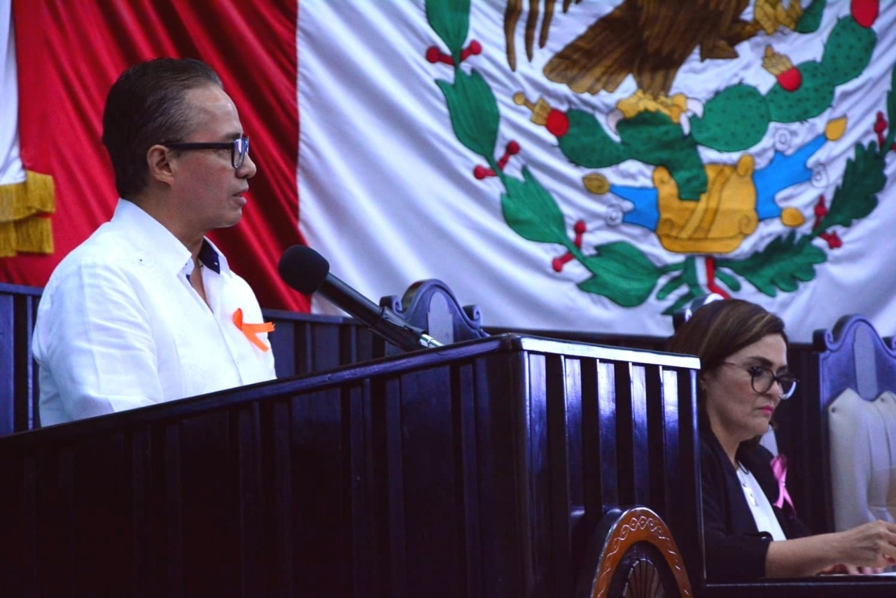 Óscar Montes de Oca, fiscal de Quintana Roo, recibe reclamos durante comparecencia