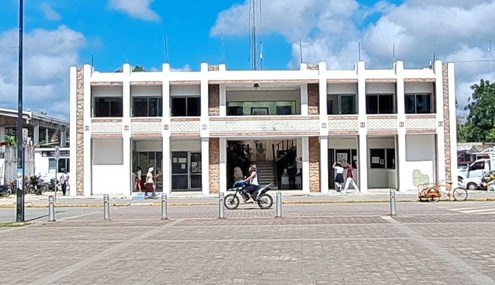 CFE reconecta luz al Palacio Municipal de Felipe Carrillo Puerto tras adeudo
