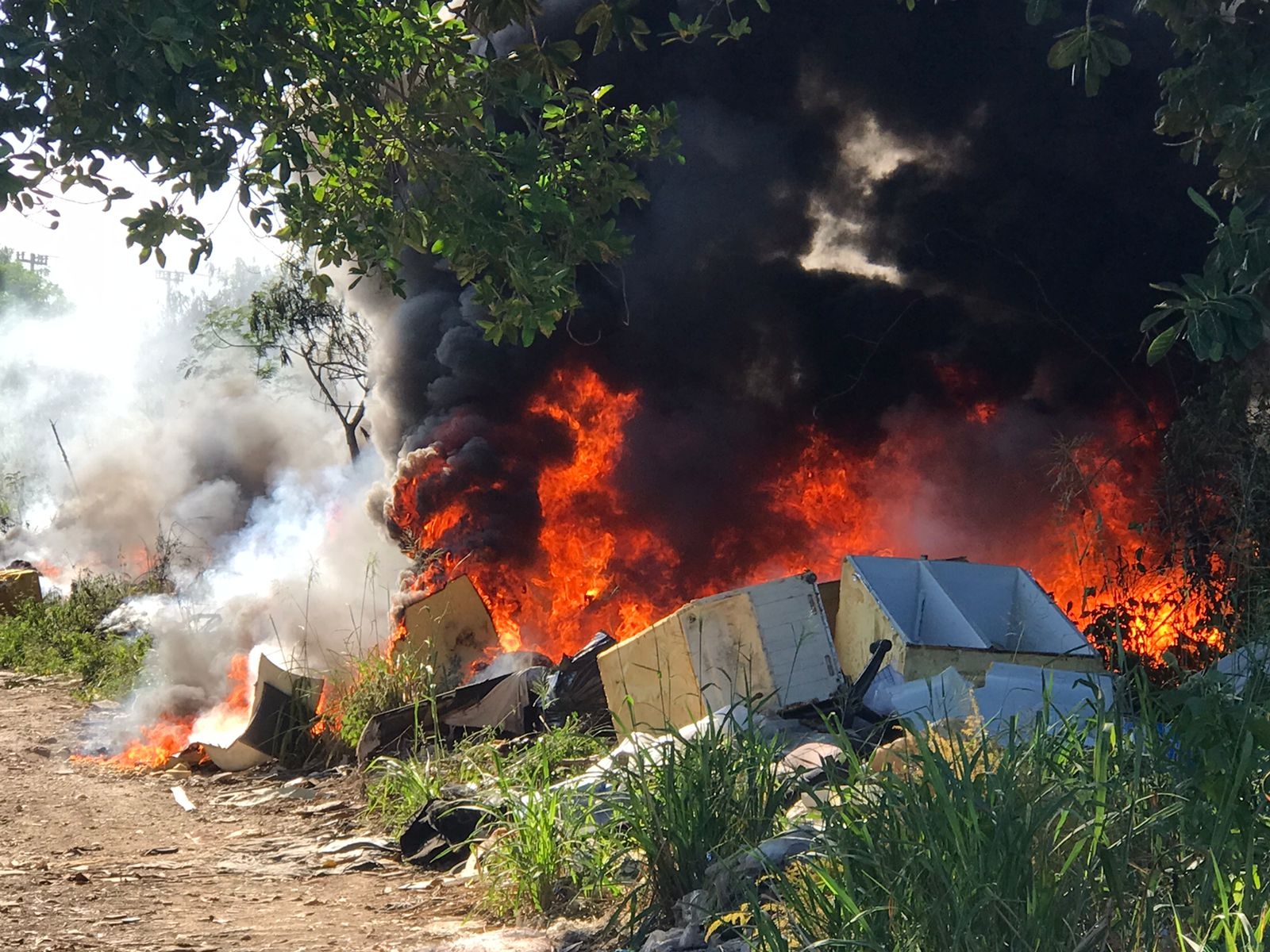 Vendedores de terrenos irregulares causan incendio en el basurero de Azul Bonampak en Cancún
