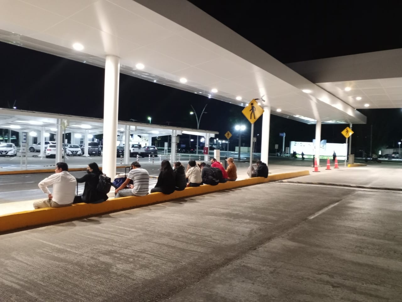 Pasajeros en espera de transporte en el Aeropuerto de Mérida