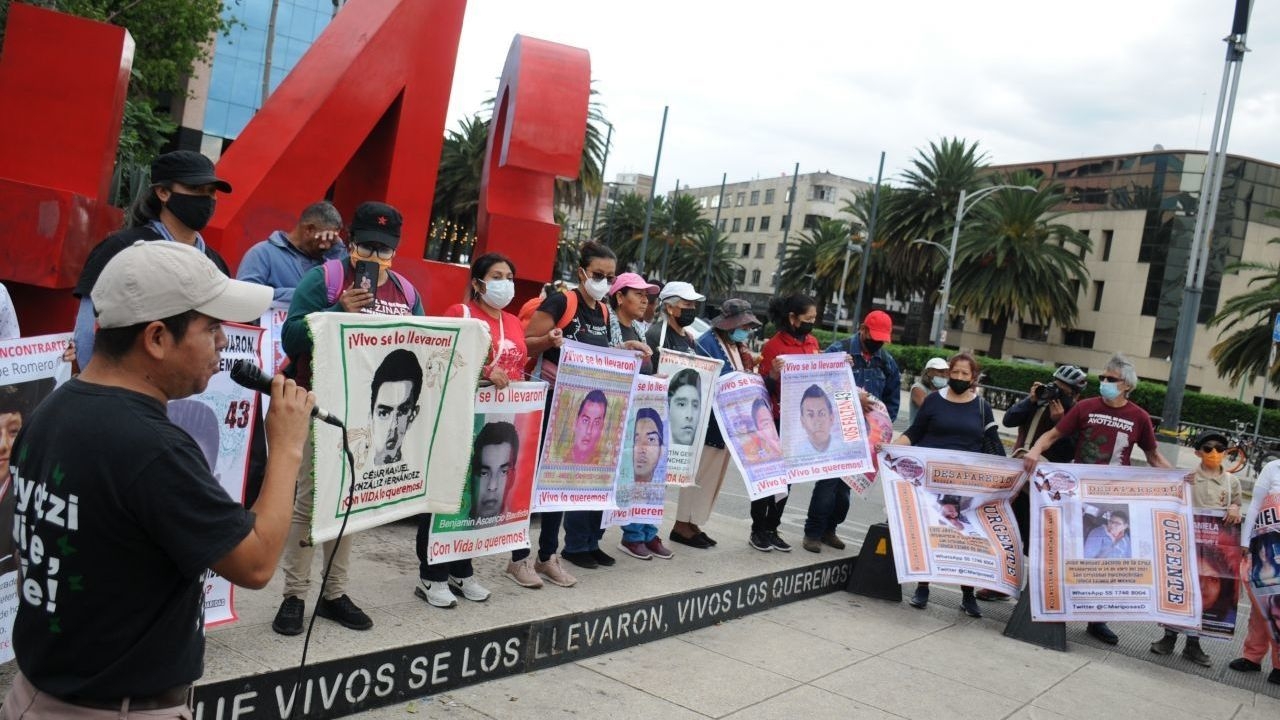 Alejandro Encinas presenta denuncia ante FGR por filtración de informe del caso Ayotzinapa