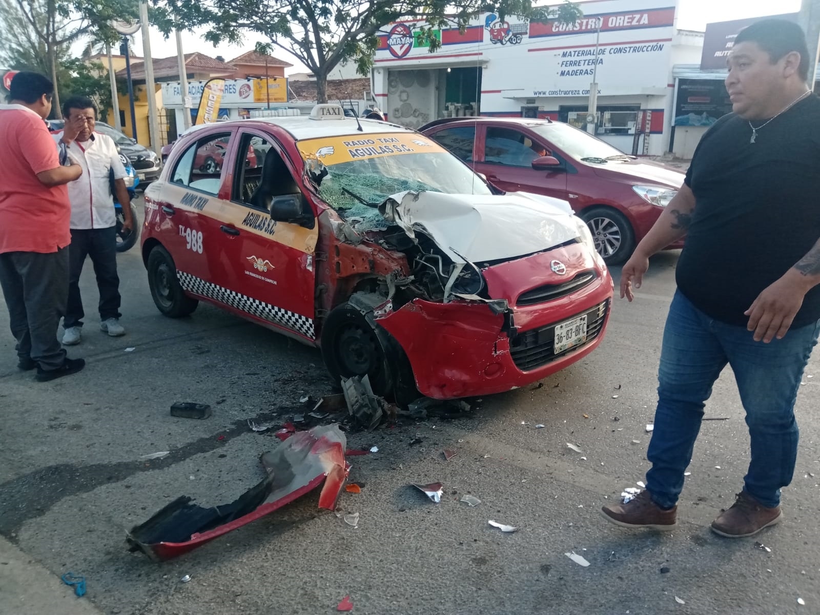 Choque entre un taxista y una camioneta deja una lesionada en Campeche