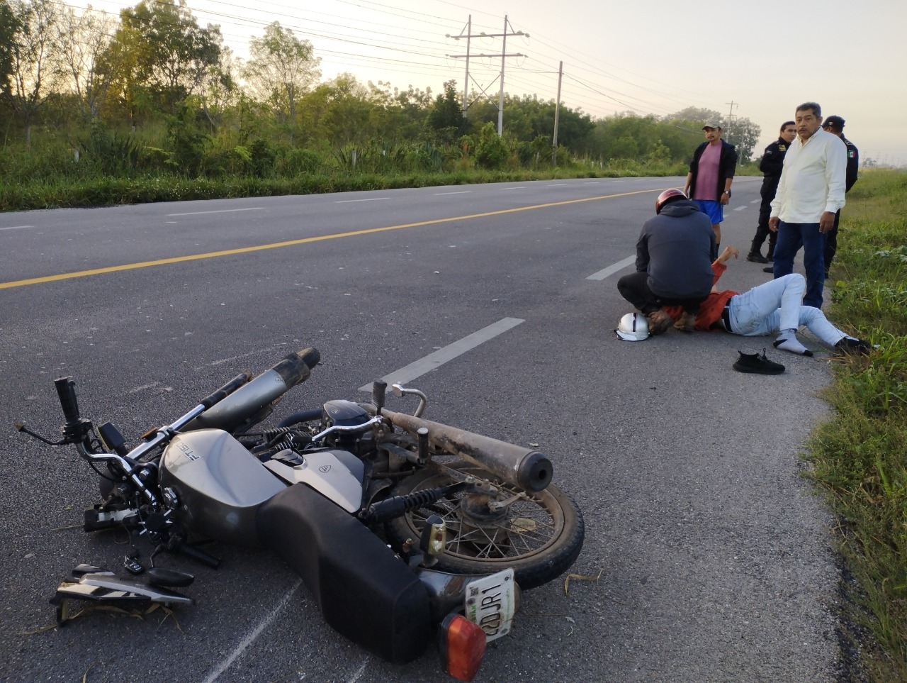 Joven pierde el control de su moto y derrapa 20 metros sobre la vía Valladolid-Tizimín