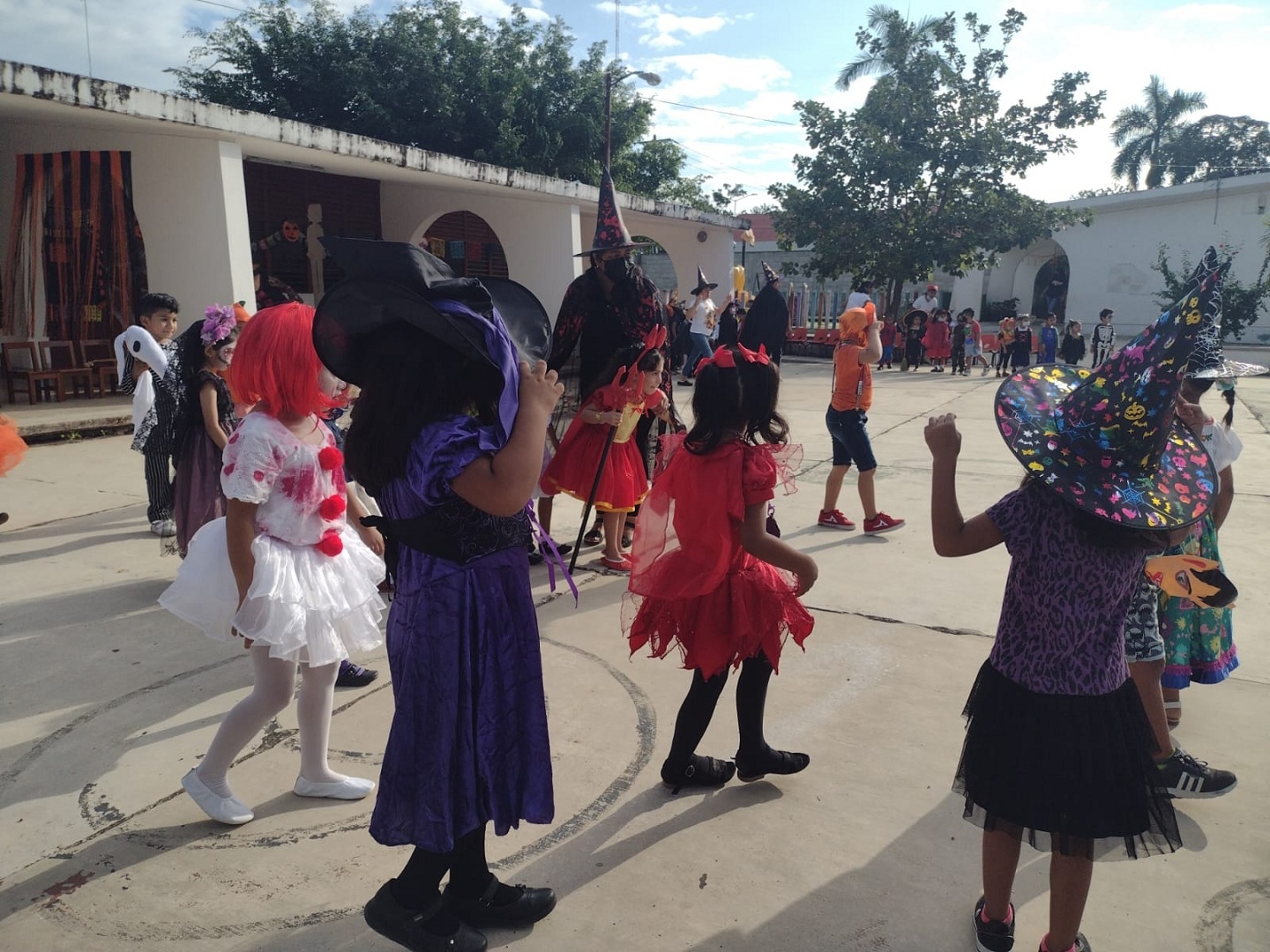 Kínder adelanta festejo del Día de Muertos con colorida muestra en Felipe Carrillo Puerto