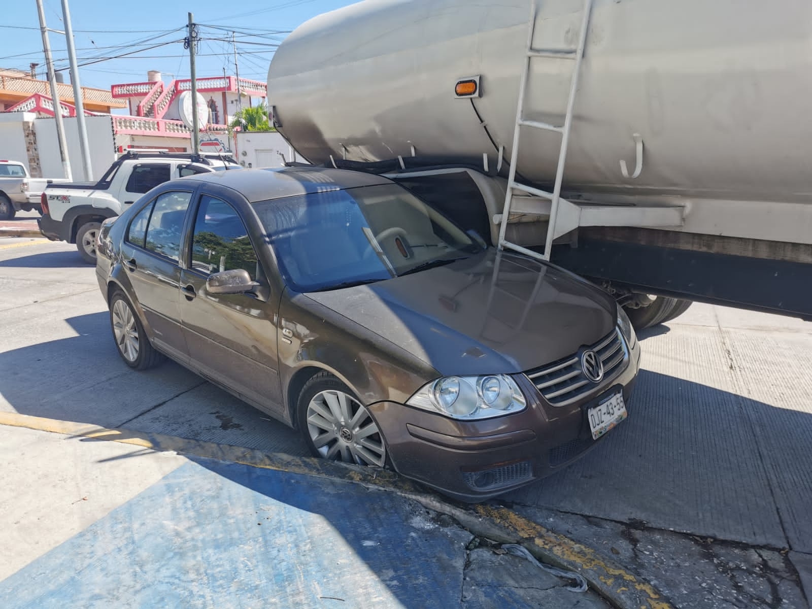 Auto se impacta contra pipa en Ciudad del Carmen