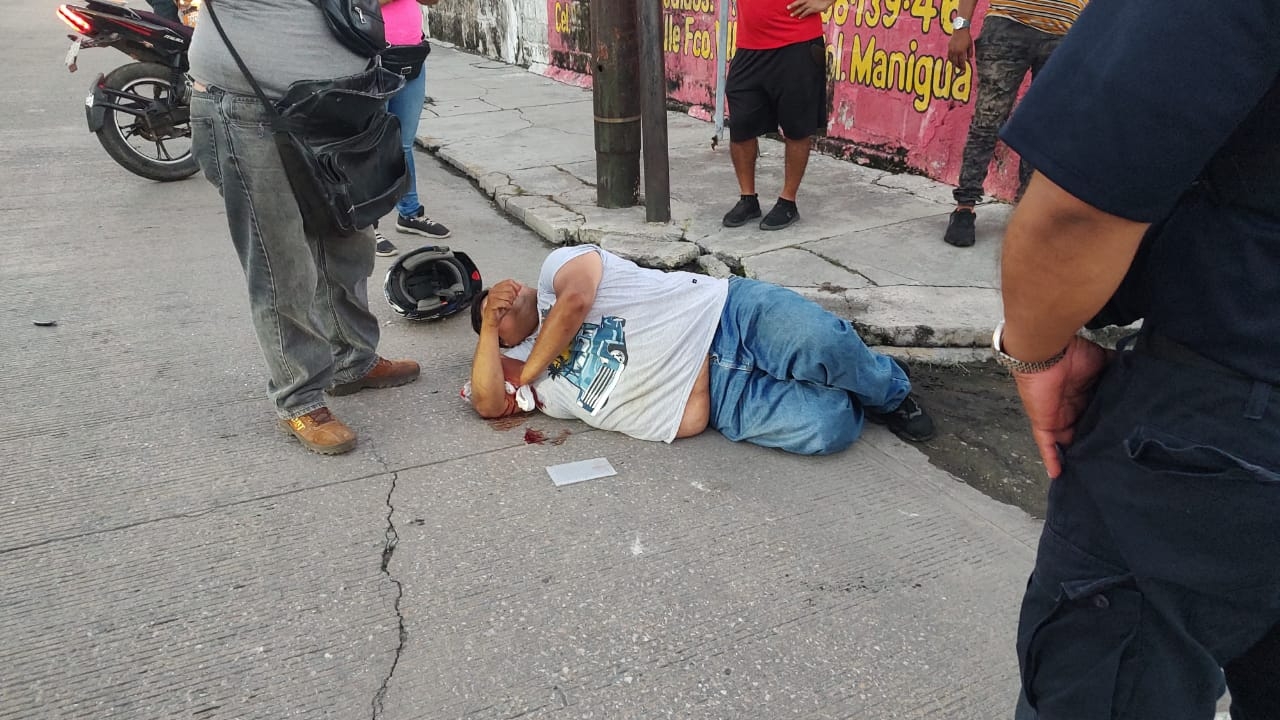 Motociclista se enreda con su unidad y termina accidentado en Ciudad del Carmen