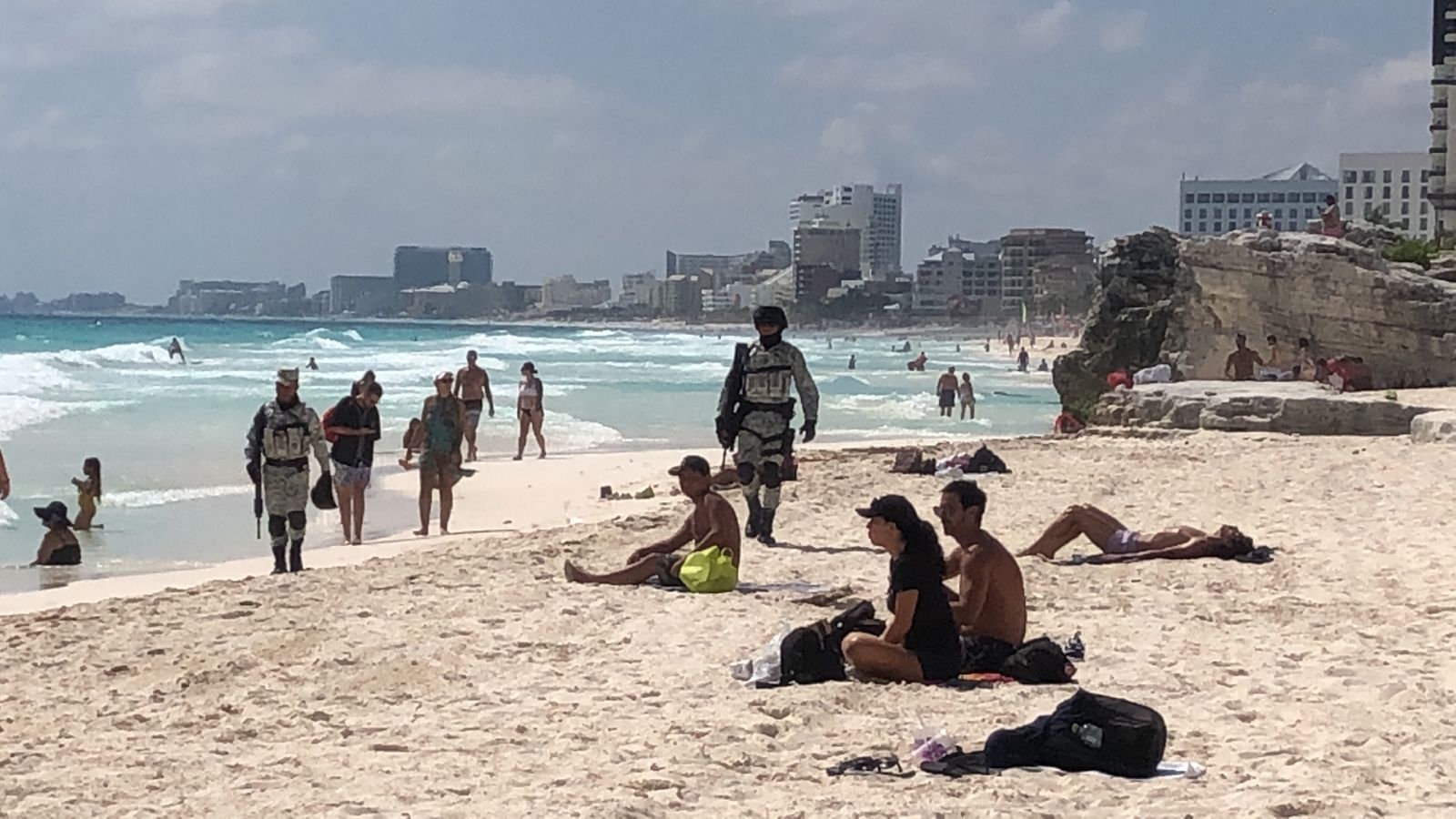 Turistas disfrutan del buen clima en Playa Gaviota de Cancún: EN VIVO