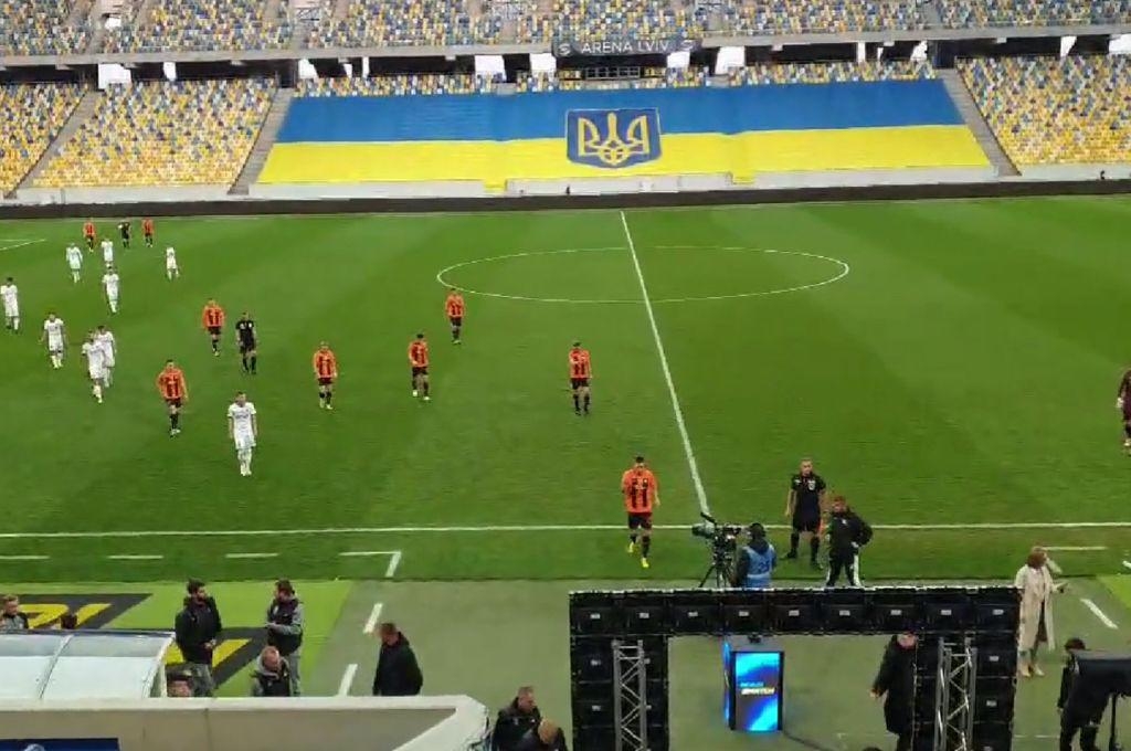 Una alerta un ataque aéreo ruso obligó a que un partido de futbol profesional en Ucrania fuera suspendido momentáneamente.