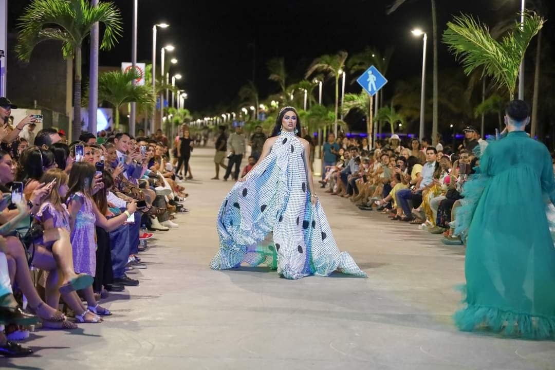 Comunidad LGBT se apodera del malecón de Progreso con una pasarela de modas inclusiva