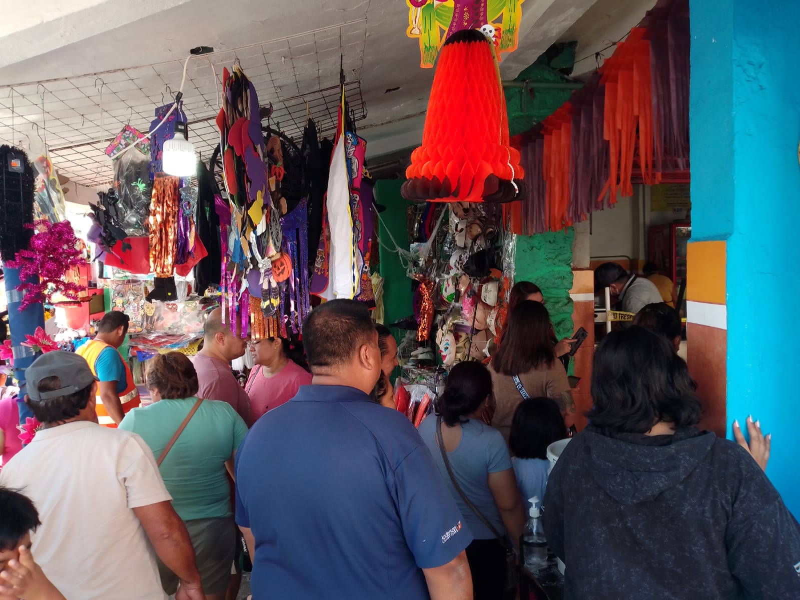 Cancunenses abarrotan el Mercado 23 previo a Día de Muertos: EN VIVO