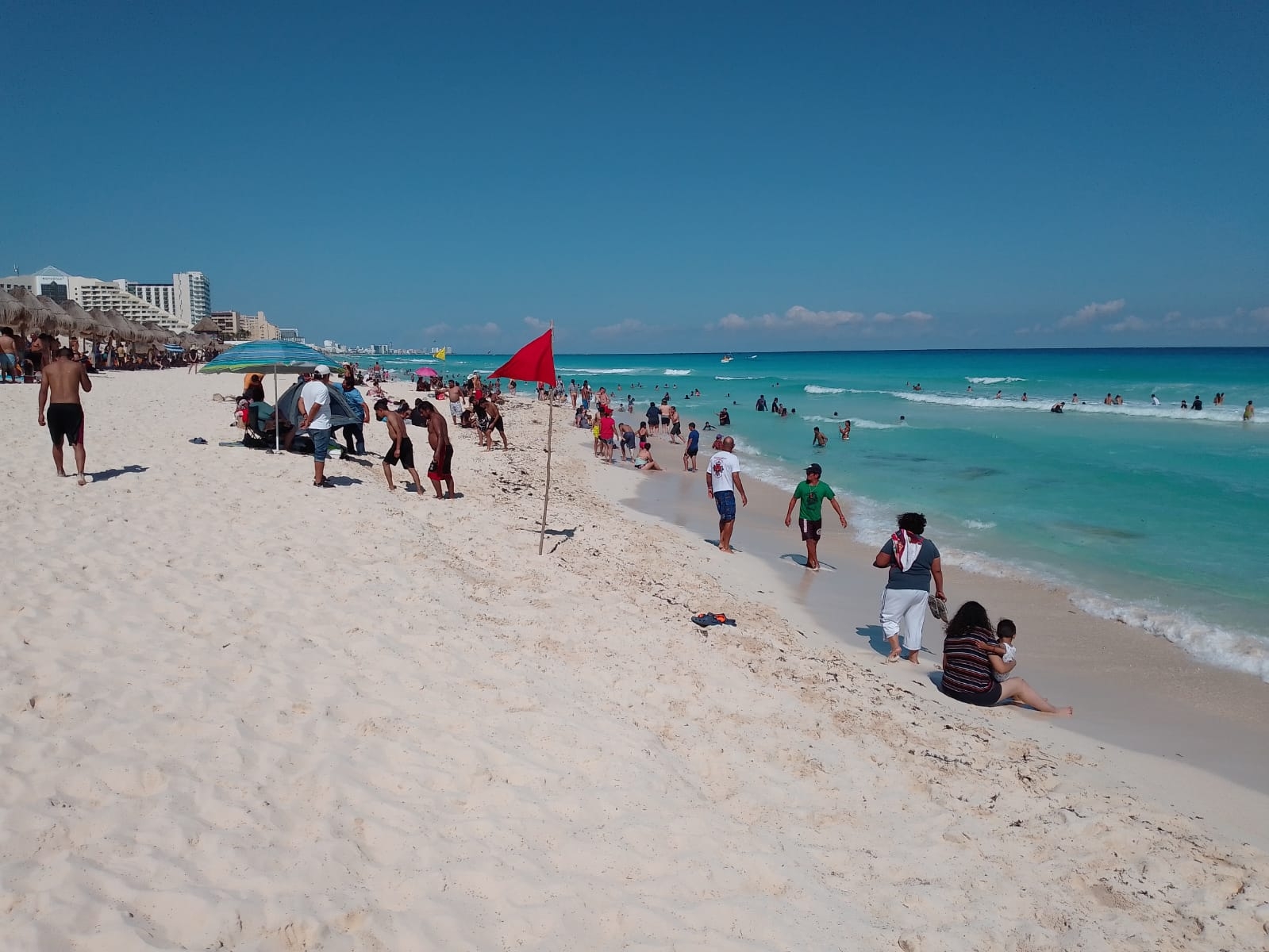 Bañistas aprovechan del Sol para visitar Playa Delfines en Cancún: EN VIVO