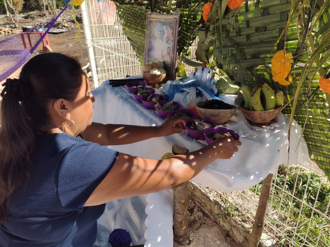 Vecinos de  Felipe Carrillo Puerto realizan ofrenda para preservar tradición de Hanal Pixán