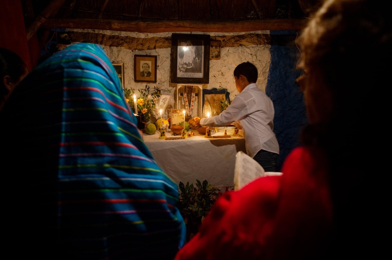 Entre velas encendidas  y estoraque, el altar de finados  en Yucatán