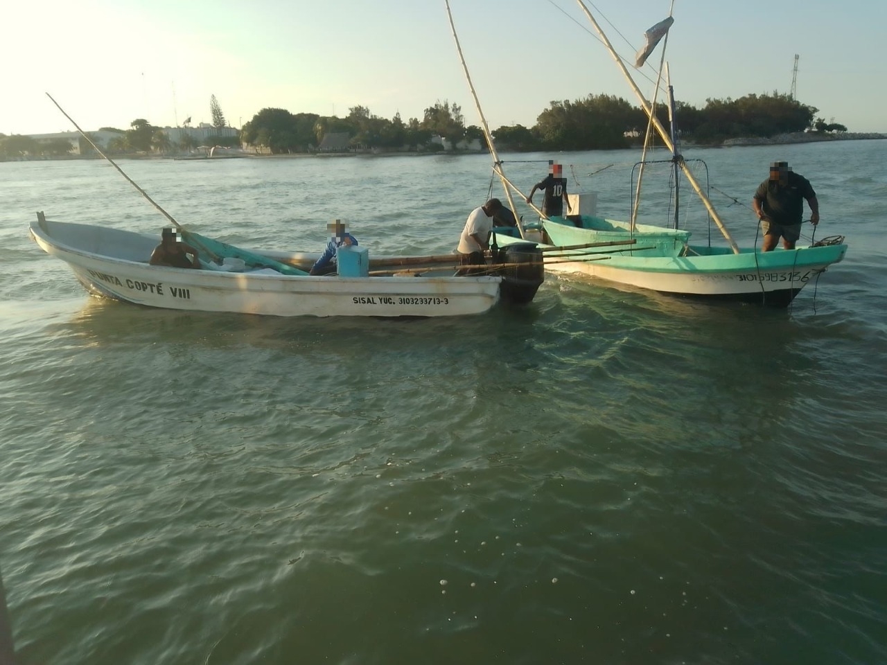 Marina rescata a dos pescadores varados en el mar de Progreso
