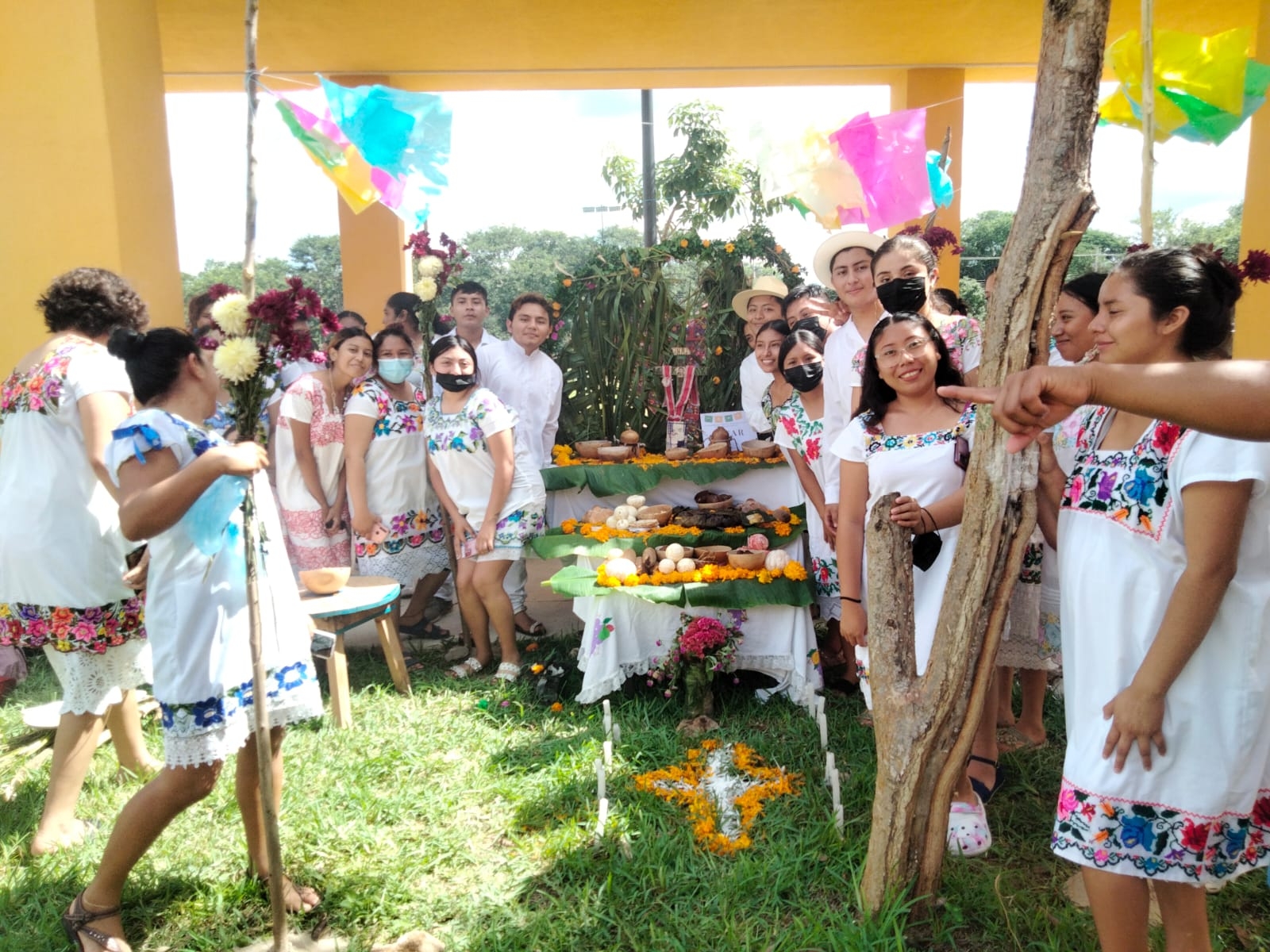 Más de 400 alumnos de universidad en Izamal participan en concurso de altares por Hanal Pixán