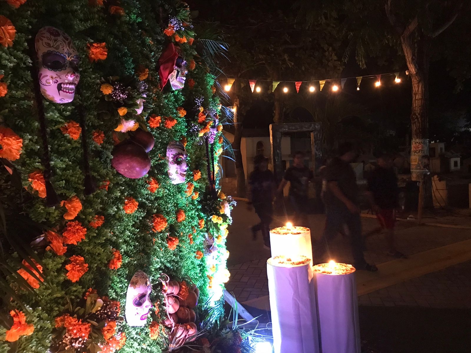 Cementerio de Cancún luce lleno de flores y velas: EN VIVO