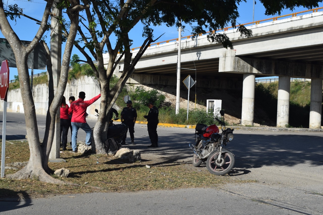Joven motociclista es arrollada por una camioneta en la entrada de Flamboyanes en Progreso